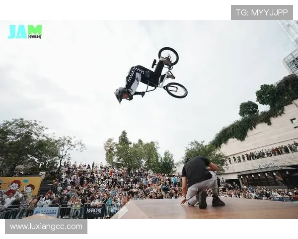 广州街舞队在极限运动嘉年华中的精彩表现与成长历程全景回顾 广州街舞队在极限运动嘉年华中的精彩表现与成长历程全景回顾